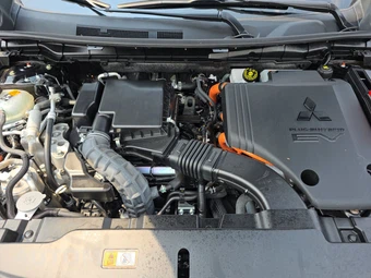2025 Mitsubishi Outlander PHEV SEL - miniatura 16