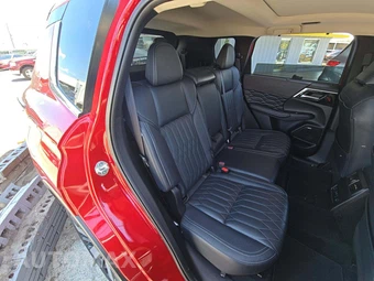2025 Mitsubishi Outlander Platinum Edition - miniatura 17