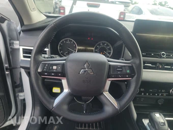2025 Mitsubishi Outlander SE - miniatura 10