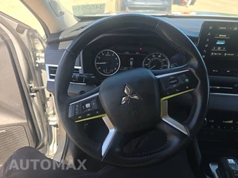 2025 Mitsubishi Outlander SE - miniatura 10