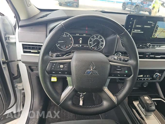 2025 Mitsubishi Outlander SE - miniatura 10