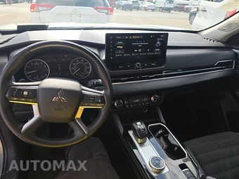 2025 Mitsubishi Outlander SE - miniatura 11