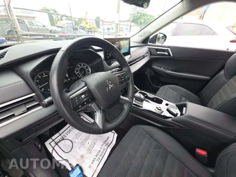 2025 Mitsubishi Outlander SE - miniatura 10