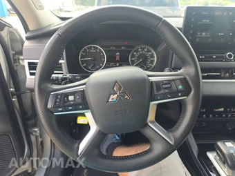 2025 Mitsubishi Outlander SE - miniatura 10