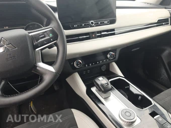2025 Mitsubishi Outlander SE - miniatura 11