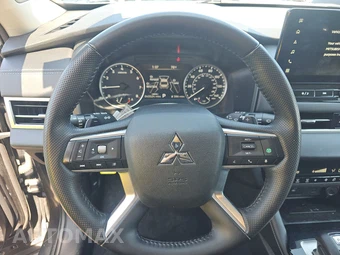 2025 Mitsubishi Outlander SE - miniatura 10