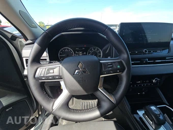 2025 Mitsubishi Outlander SE - miniatura 10