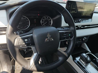 2025 Mitsubishi Outlander SE - miniatura 10