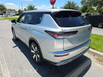 2025 Mitsubishi Outlander SE - miniatura 2