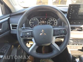 2025 Mitsubishi Outlander SE - miniatura 10