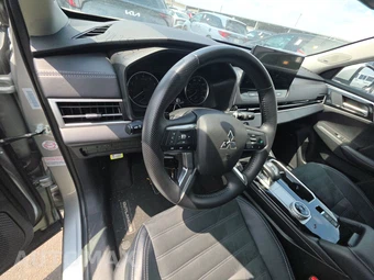 2025 Mitsubishi Outlander SE - miniatura 10