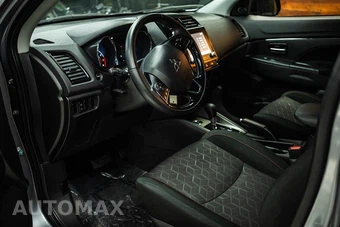 2025 Mitsubishi Outlander Sport LE - miniatura 8