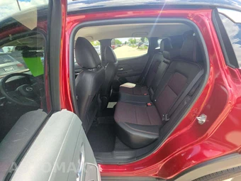 2025 Nissan Kicks SR – miniatura 10