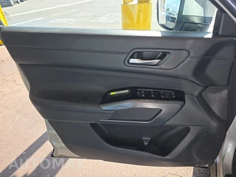 2025 Nissan Pathfinder SL – miniatura 9