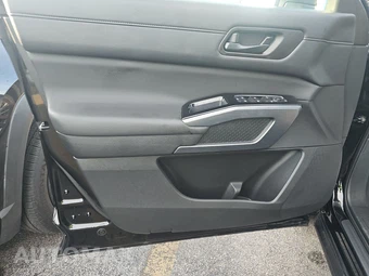 2025 Nissan Pathfinder SL – miniatura 9
