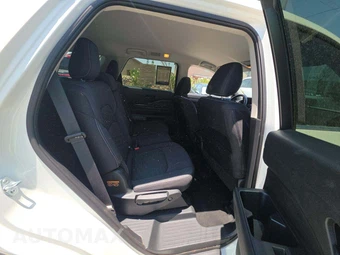 2025 Nissan Pathfinder SV – miniatura 17
