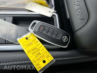 2025 Nissan Pathfinder SV – miniatura 8