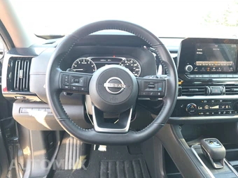 2025 Nissan Pathfinder SV – miniatura 10