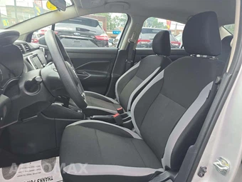 2025 Nissan Versa S – miniatura 6