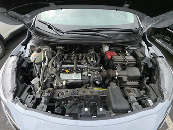 2025 Nissan Versa SR – miniatura 15