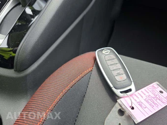 2025 Nissan Versa SR - miniatura 5