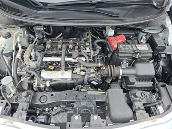 2025 Nissan Versa SR – miniatura 15