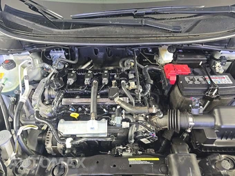 2025 Nissan Versa SR - miniatura 16