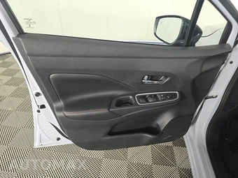 2025 Nissan Versa SR - miniatura 9
