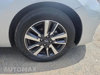 2025 Nissan Versa SV – miniatura 9