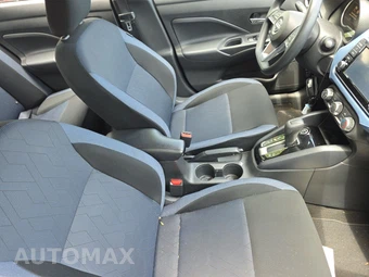 2025 Nissan Versa SV – miniatura 8