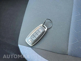 2025 Nissan Versa SV - miniatura 8
