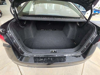 2025 Nissan Versa SV – miniatura 14