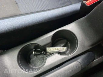 2025 Nissan Versa SV – miniatura 8