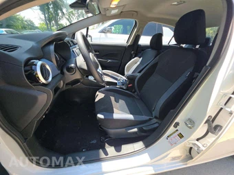 2025 Nissan Versa SV – miniatura 6