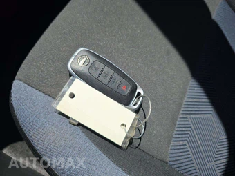 2025 Nissan Versa SV – miniatura 8