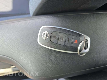2025 Nissan Versa SV – miniatura 5