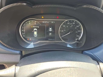 2025 Nissan Versa SV – miniatura 6