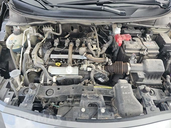 2025 Nissan Versa SV - miniatura 15