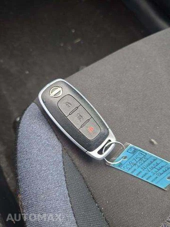 2025 Nissan Versa SV – miniatura 8