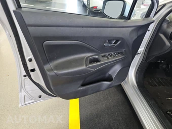 2025 Nissan Versa SV – miniatura 9