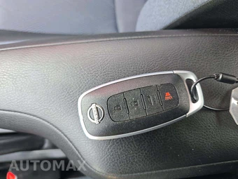 2025 Nissan Versa SV – miniatura 5