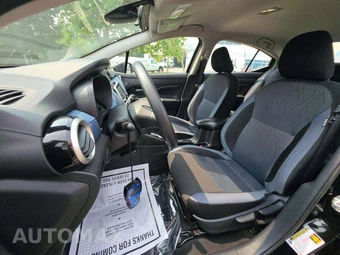 2025 Nissan Versa SV – miniatura 3