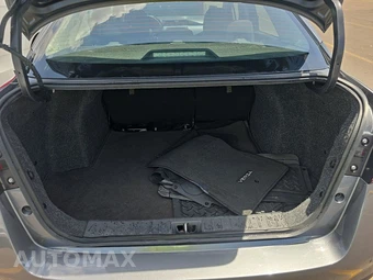 2025 Nissan Versa SV – miniatura 16