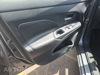 2025 Nissan Versa SV – miniatura 9