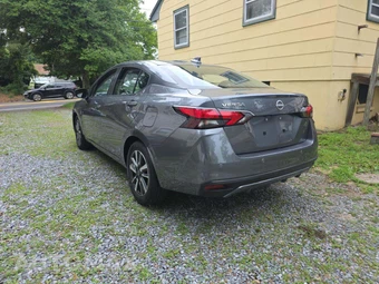 2025 Nissan Versa SV – miniatura 2