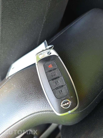 2025 Nissan Versa SV – miniatura 8