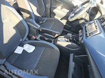 2025 Nissan Versa SV – miniatura 8