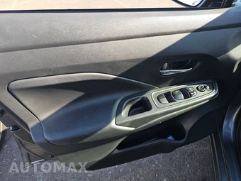 2025 Nissan Versa SV – miniatura 9
