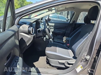 2025 Nissan Versa SV – miniatura 13