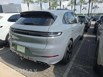 2025 Porsche Cayenne Turbo E-Hybrid – miniatura 3